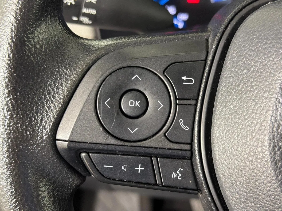 2023 Toyota RAV4 Hybrid XLE thumbnail 26