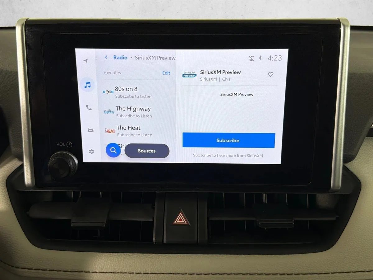 2023 Toyota RAV4 Hybrid XLE thumbnail 30