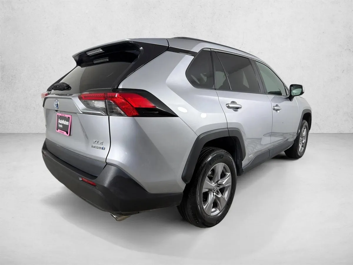 2023 Toyota RAV4 Hybrid XLE thumbnail 4