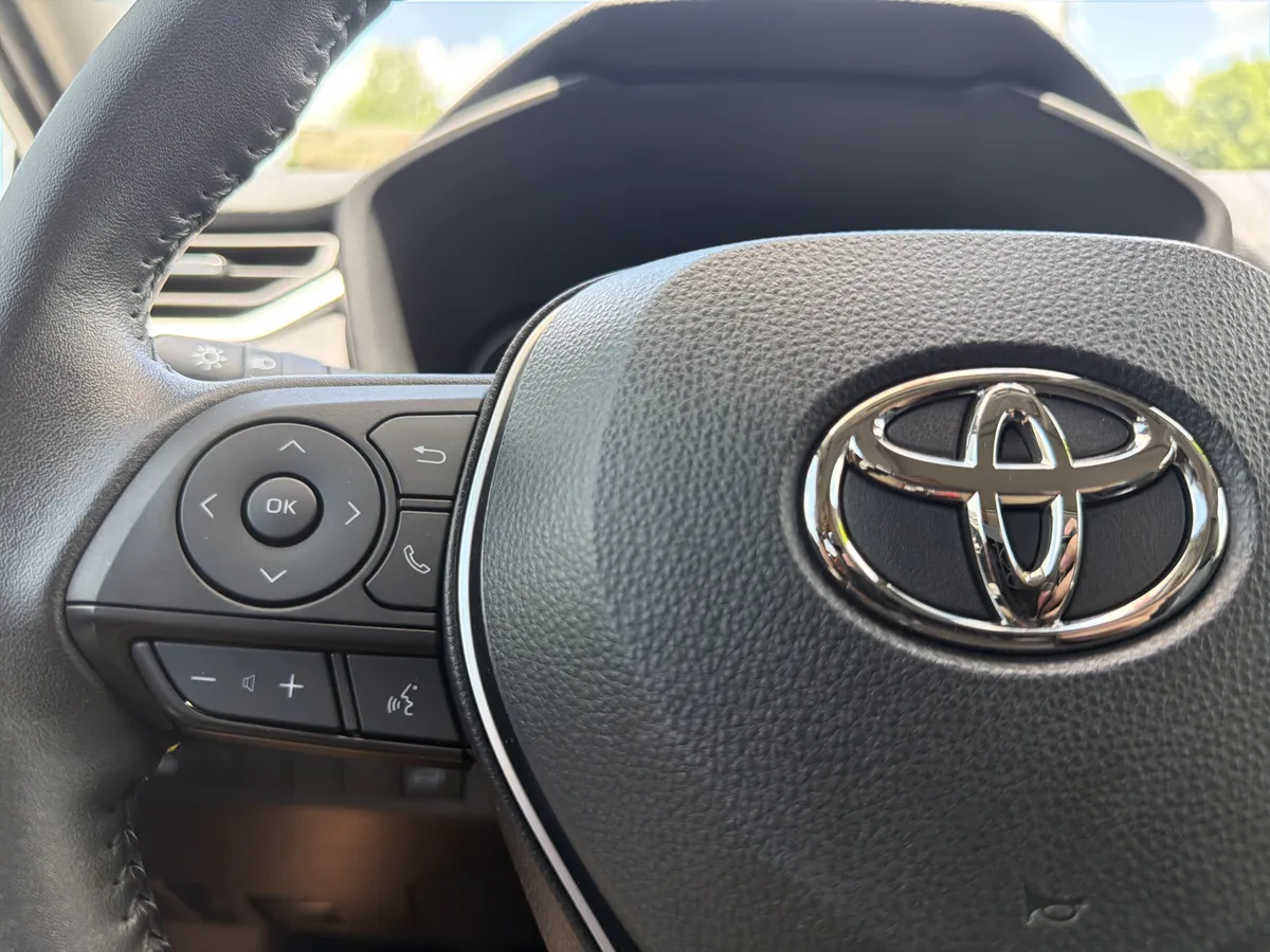 2023 Toyota RAV4 Hybrid XLE Premium thumbnail 10