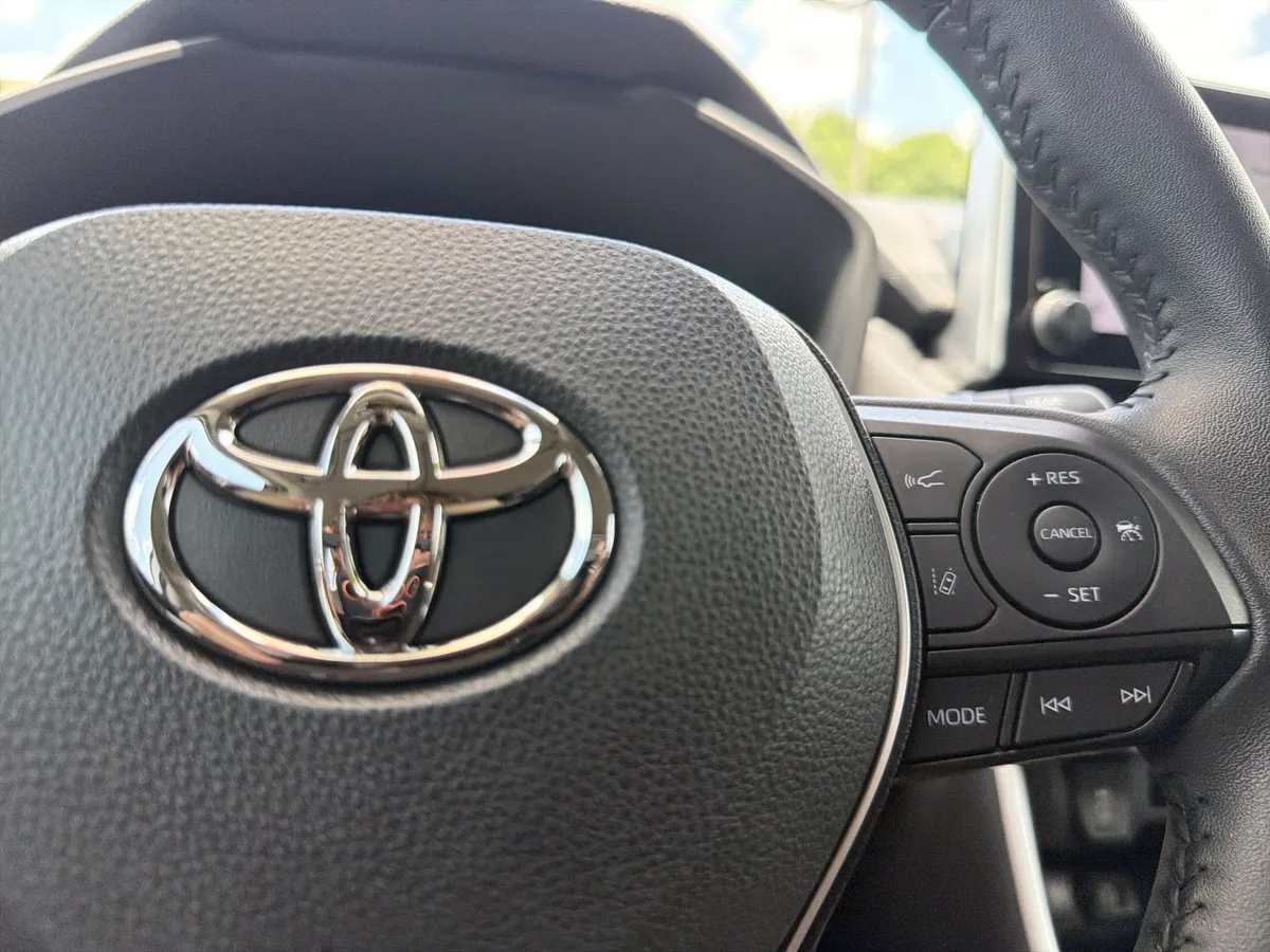 2023 Toyota RAV4 Hybrid XLE Premium thumbnail 11