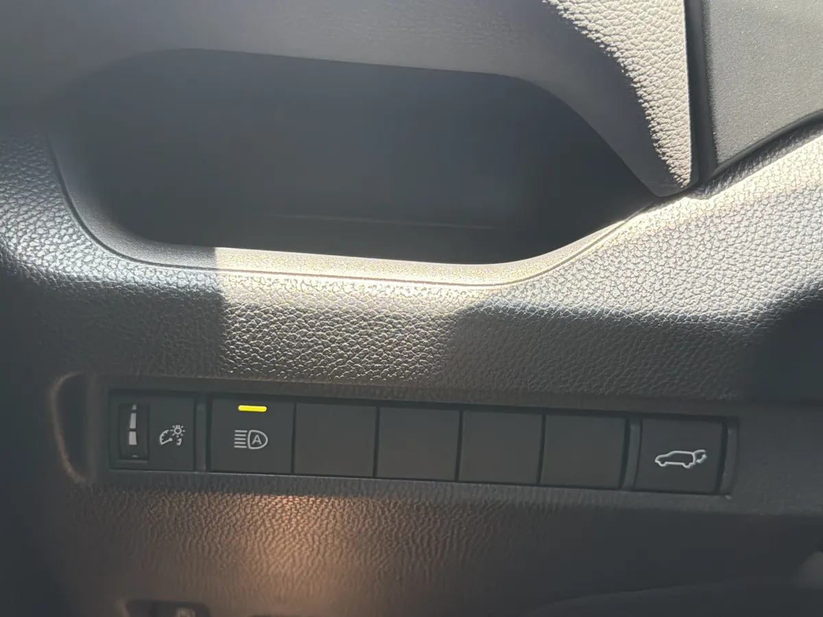 2023 Toyota RAV4 Hybrid XLE Premium thumbnail 13