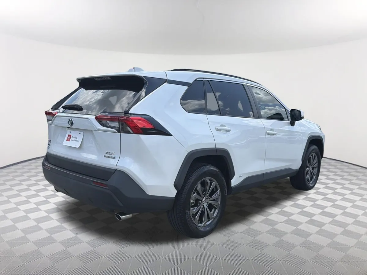 2023 Toyota RAV4 Hybrid XLE Premium thumbnail 17