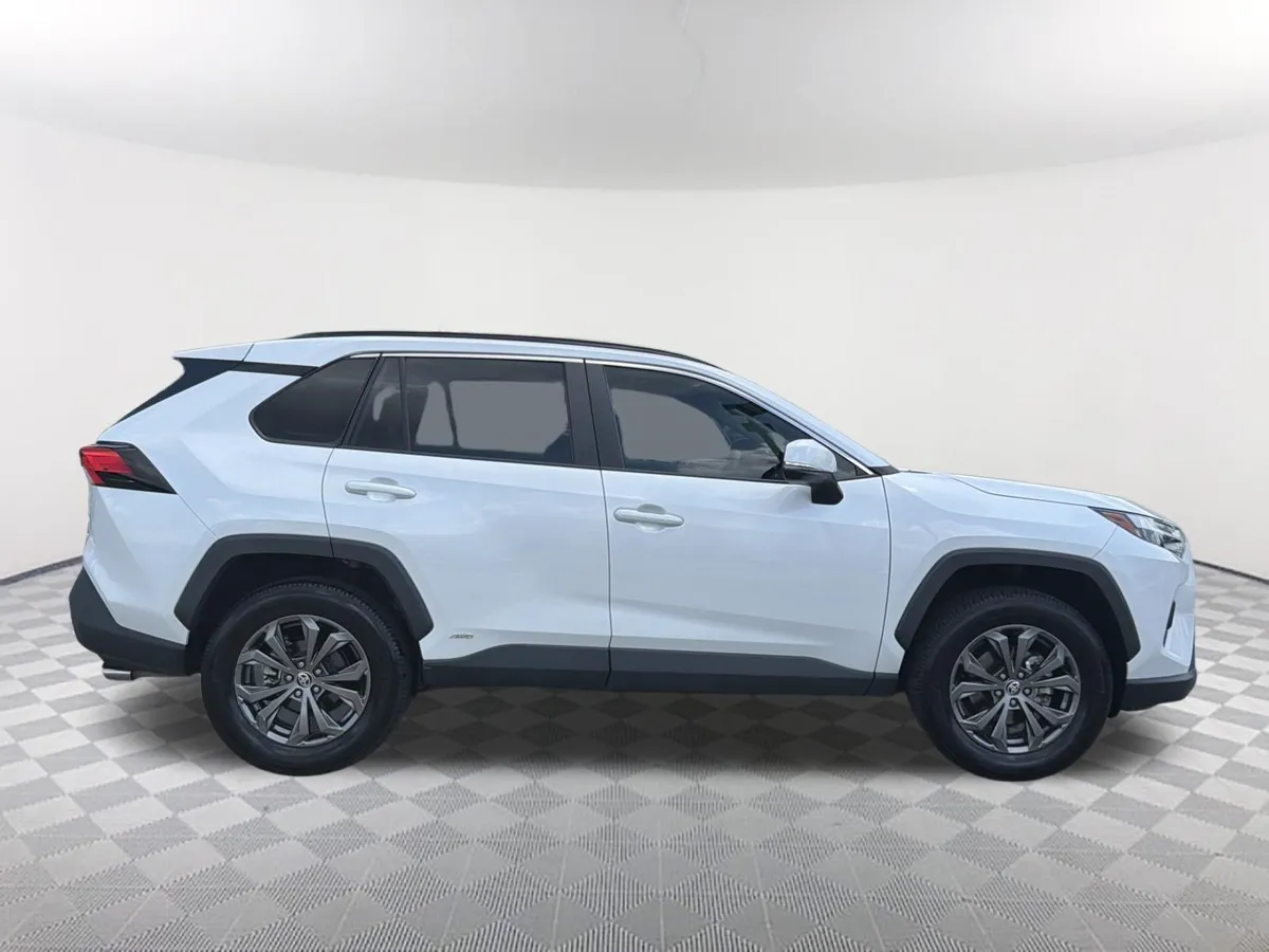 2023 Toyota RAV4 Hybrid XLE Premium thumbnail 18