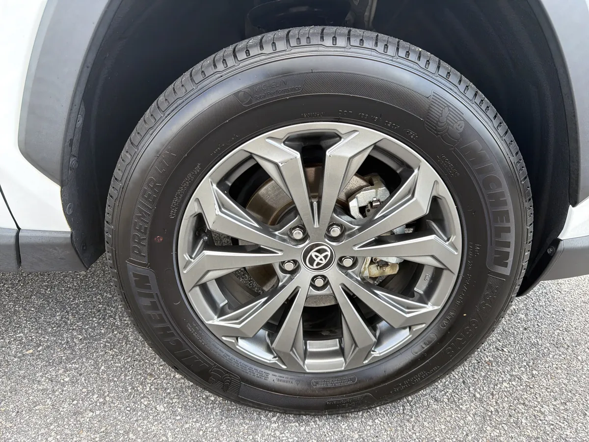 2023 Toyota RAV4 Hybrid XLE Premium thumbnail 23