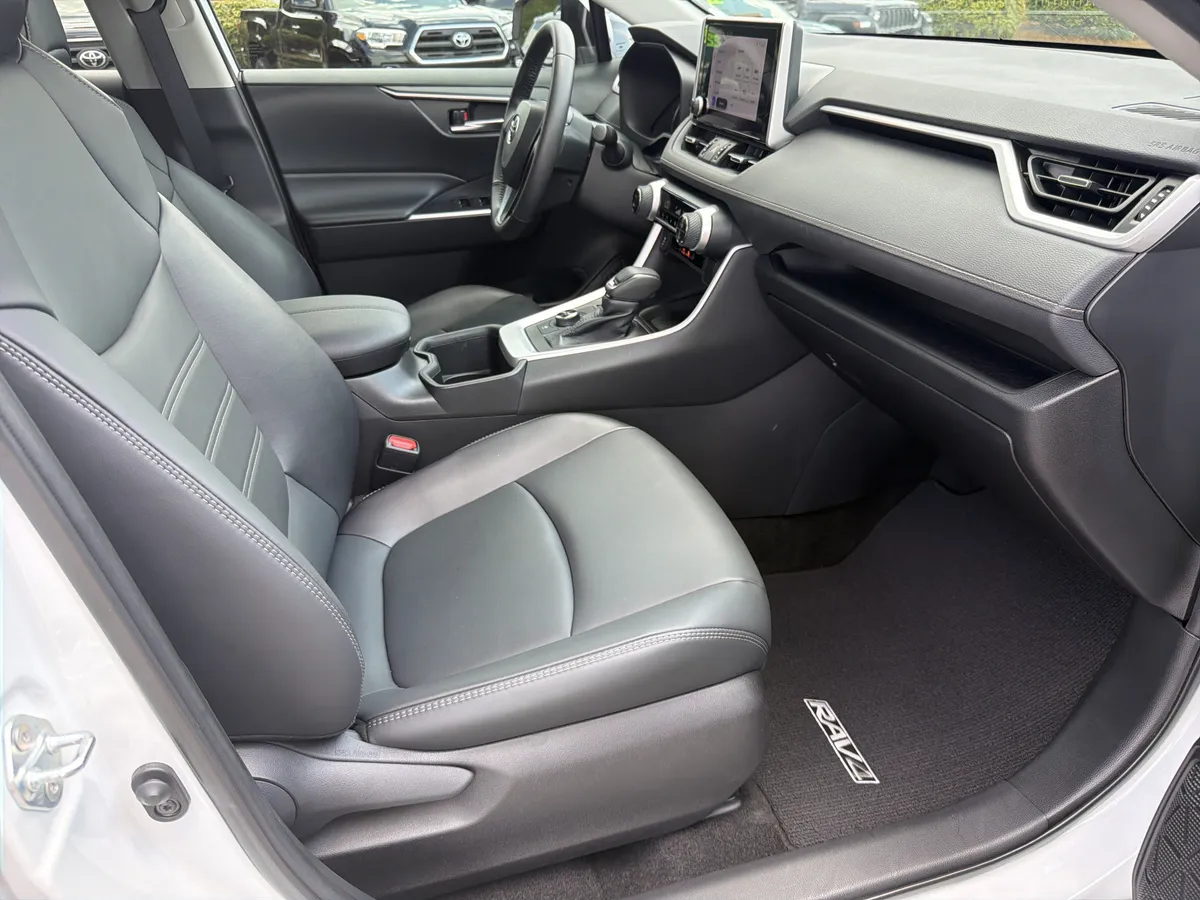 2023 Toyota RAV4 Hybrid XLE Premium thumbnail 24