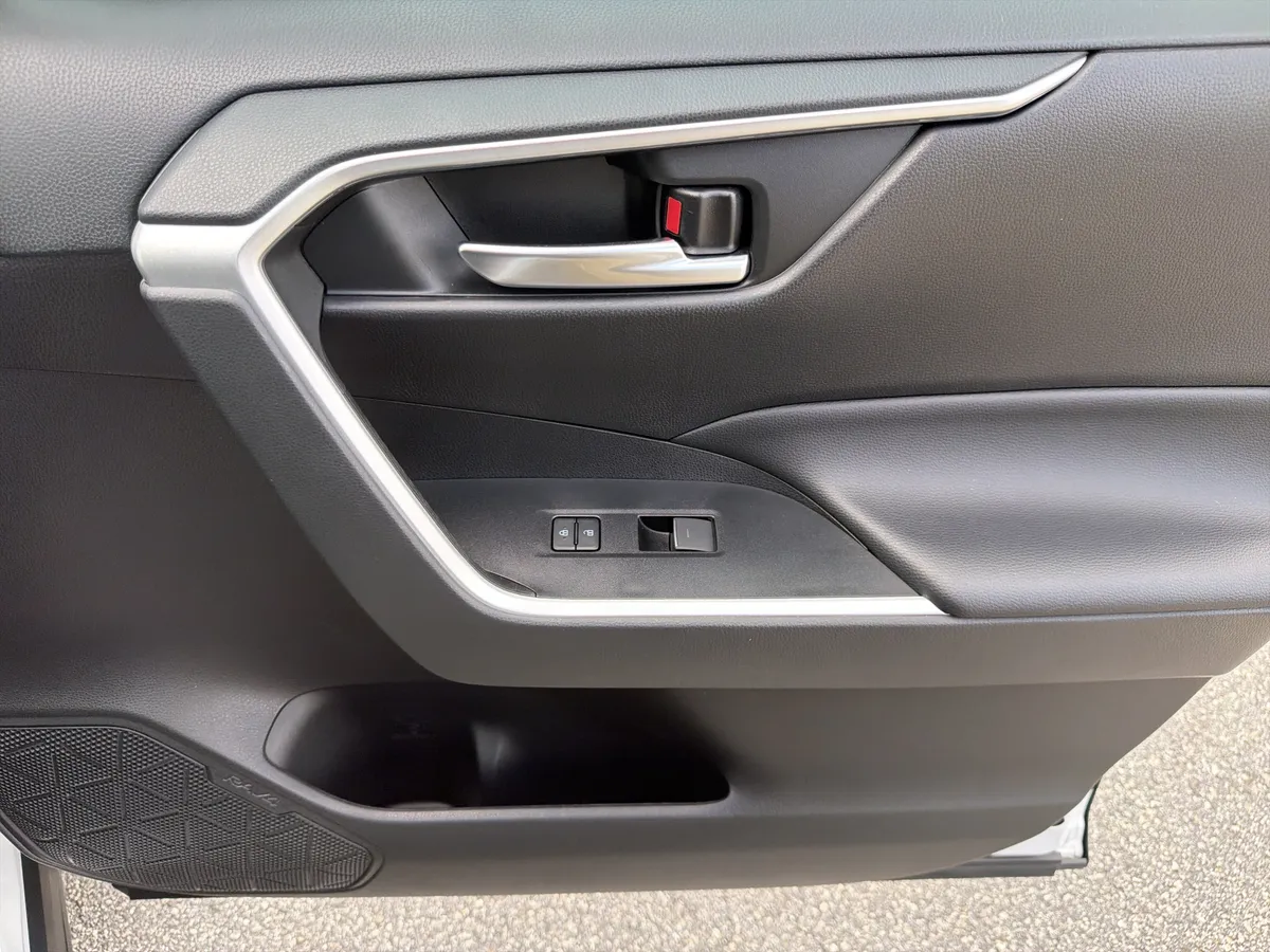 2023 Toyota RAV4 Hybrid XLE Premium thumbnail 25