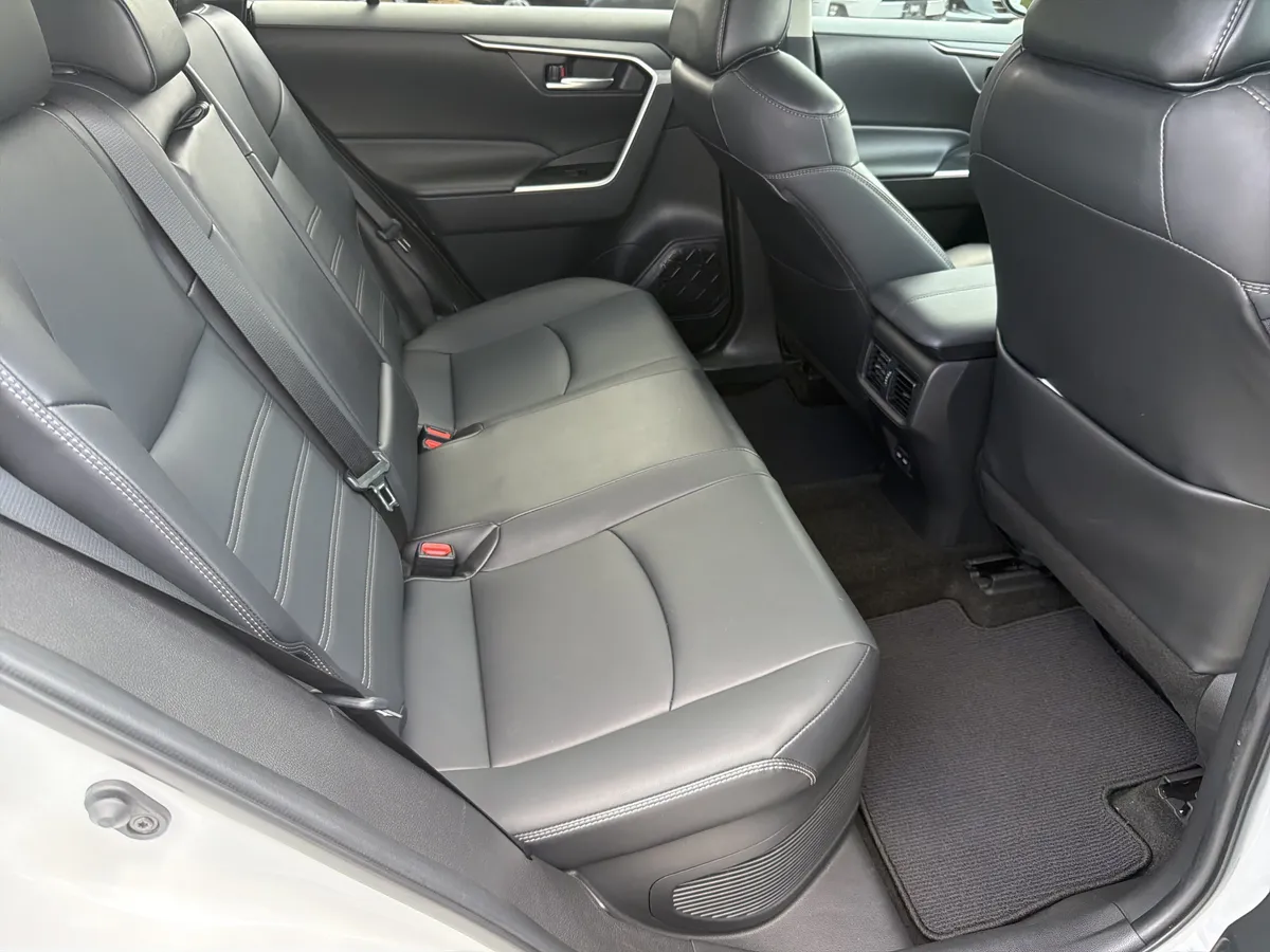 2023 Toyota RAV4 Hybrid XLE Premium thumbnail 26