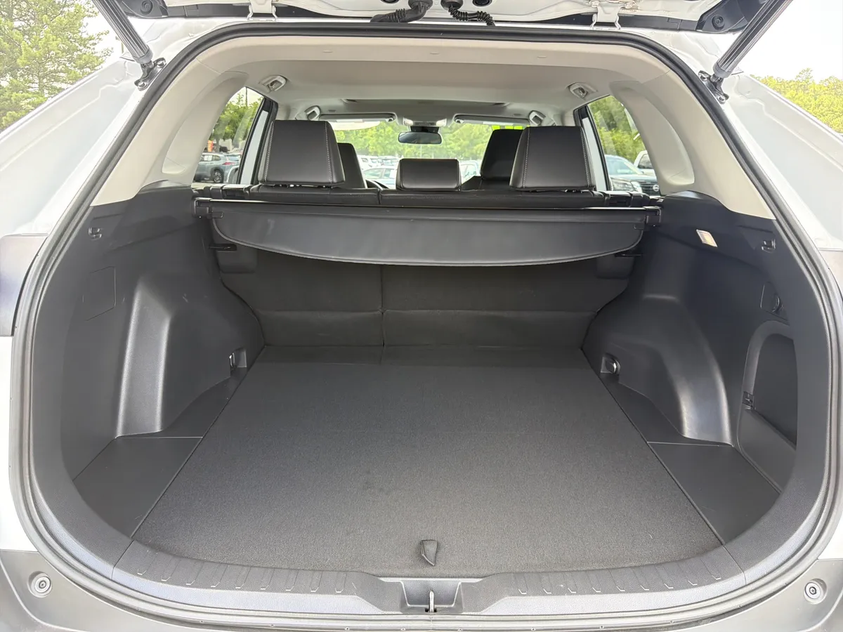 2023 Toyota RAV4 Hybrid XLE Premium thumbnail 29