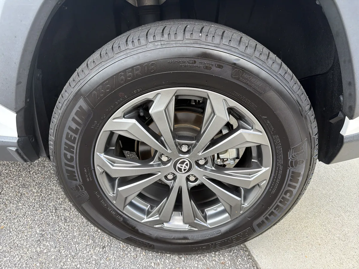 2023 Toyota RAV4 Hybrid XLE Premium thumbnail 30