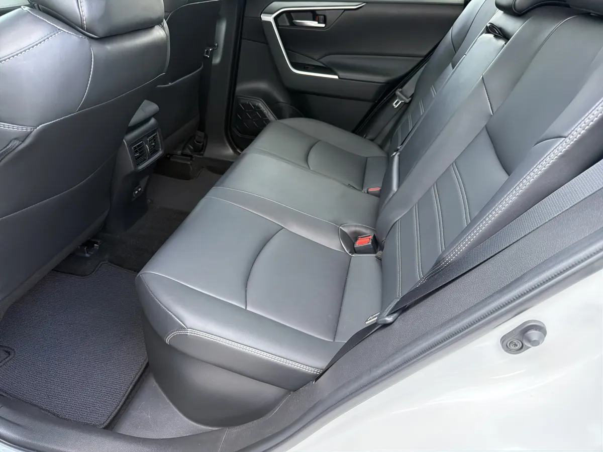 2023 Toyota RAV4 Hybrid XLE Premium thumbnail 31