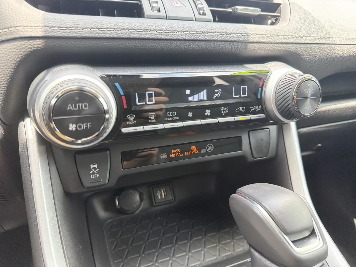 2023 Toyota RAV4 Hybrid XLE Premium thumbnail 8