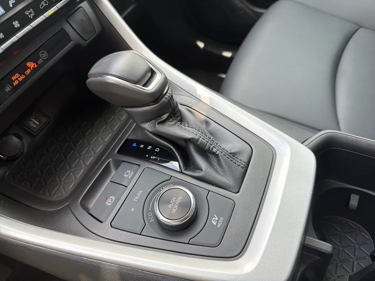 2023 Toyota RAV4 Hybrid XLE Premium thumbnail 9
