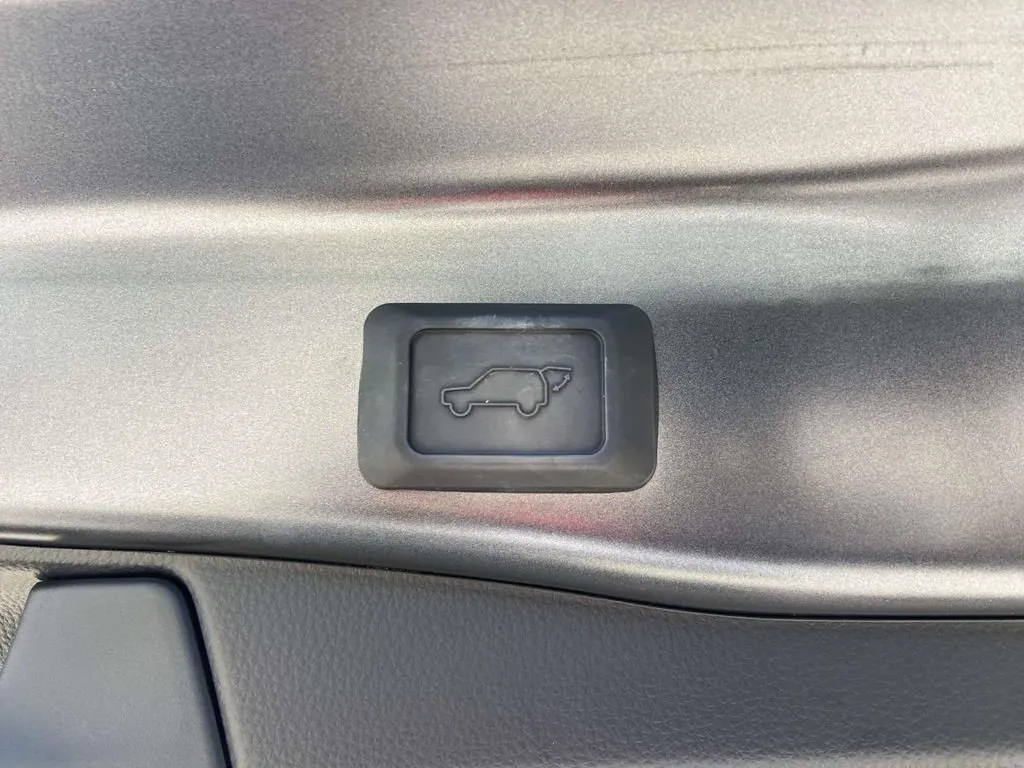 2023 Toyota RAV4 Hybrid XSE thumbnail 10