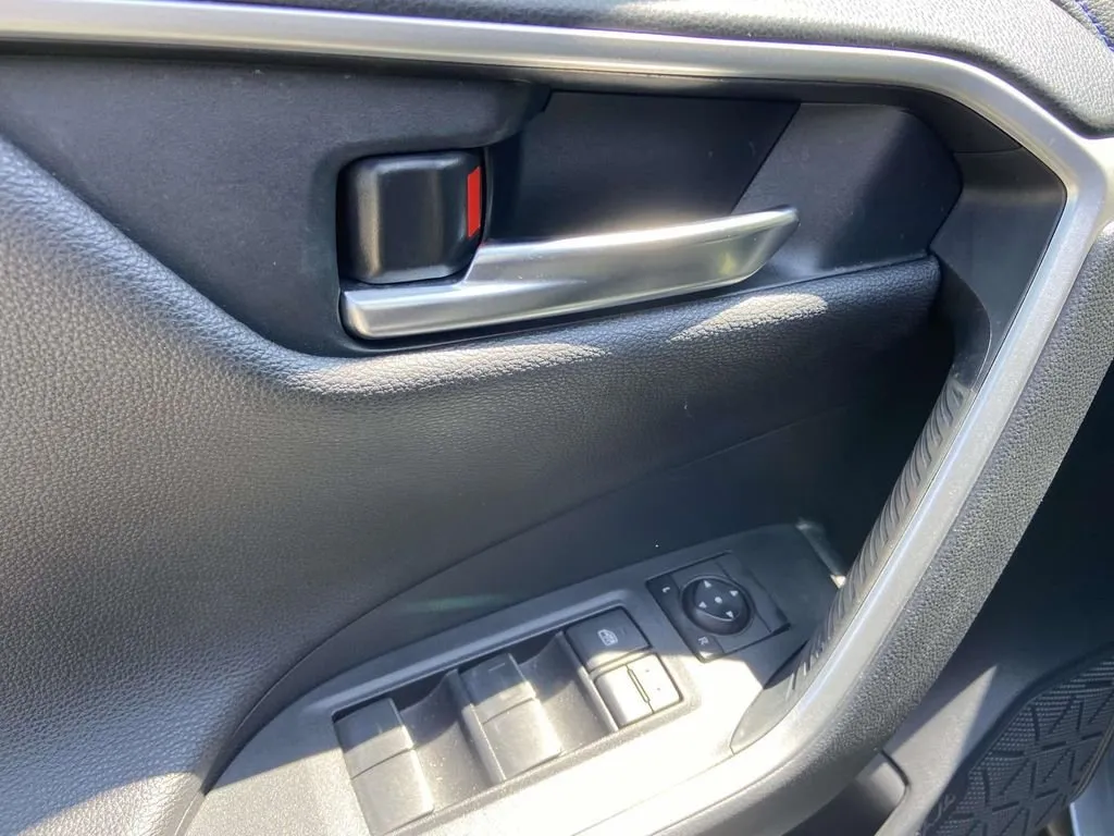 2023 Toyota RAV4 Hybrid XSE thumbnail 16