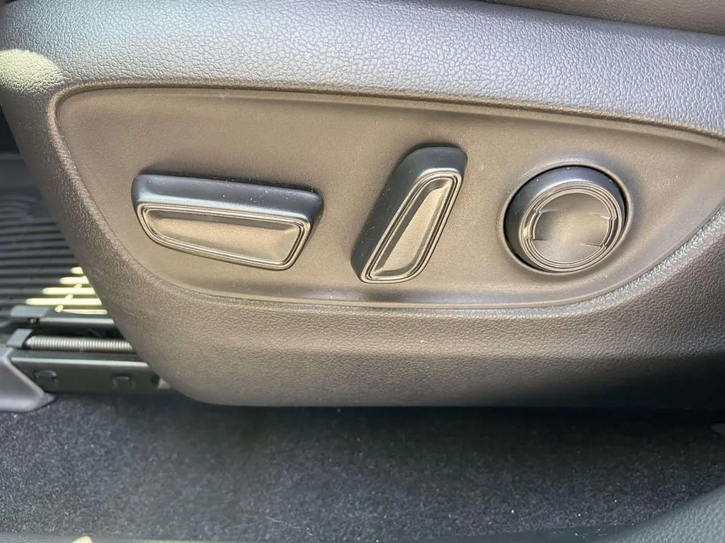2023 Toyota RAV4 Hybrid XSE thumbnail 18
