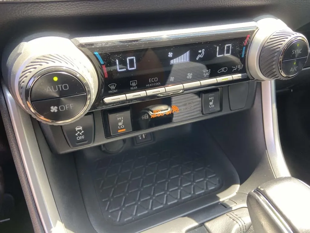 2023 Toyota RAV4 Hybrid XSE thumbnail 27