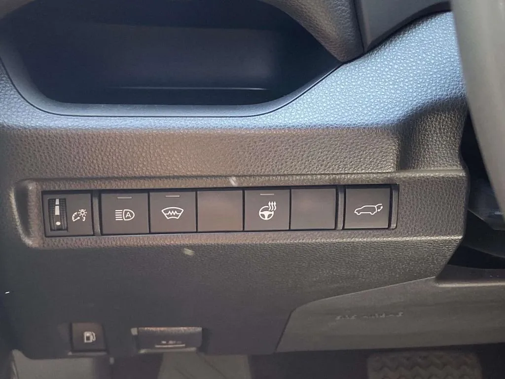 2023 Toyota RAV4 Hybrid XSE thumbnail 32