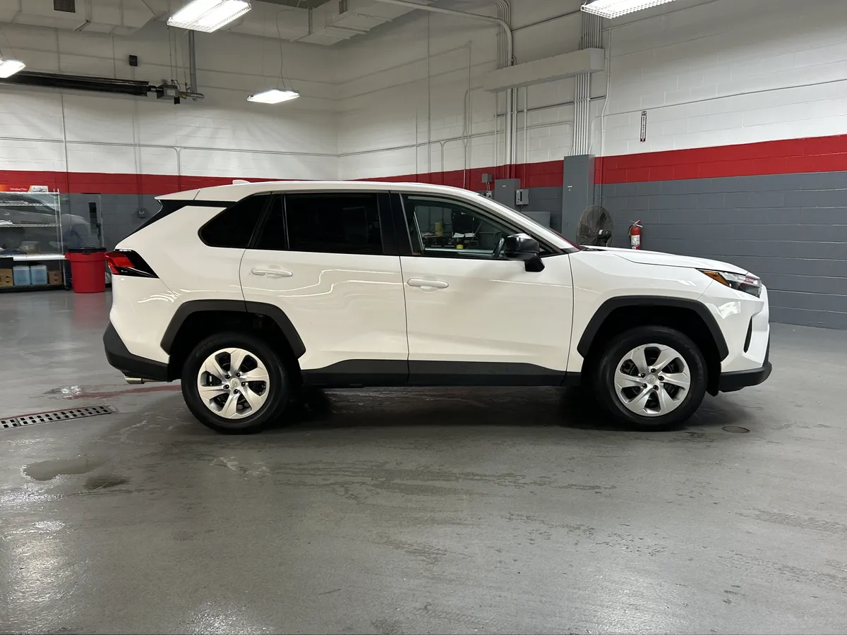 2023 Toyota RAV4 LE thumbnail 10