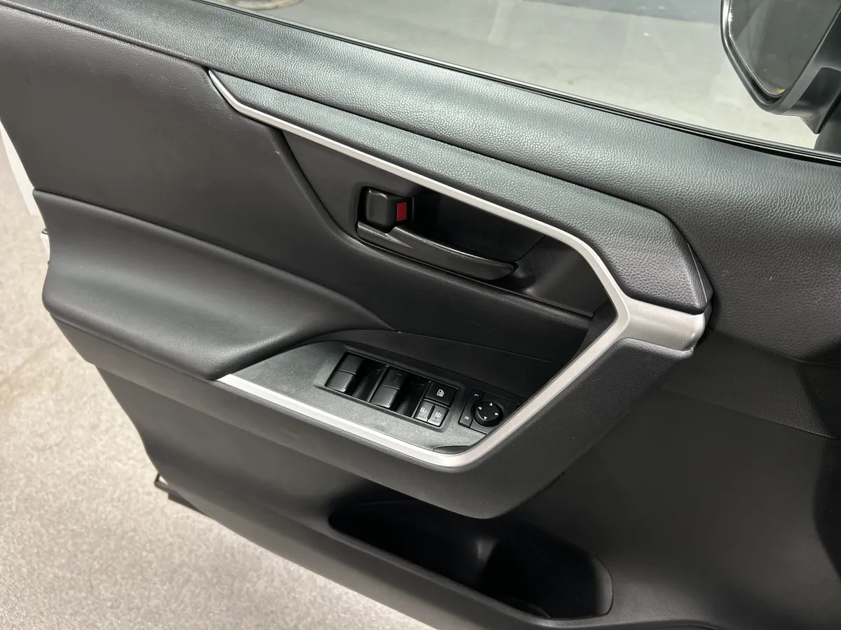 2023 Toyota RAV4 LE thumbnail 13