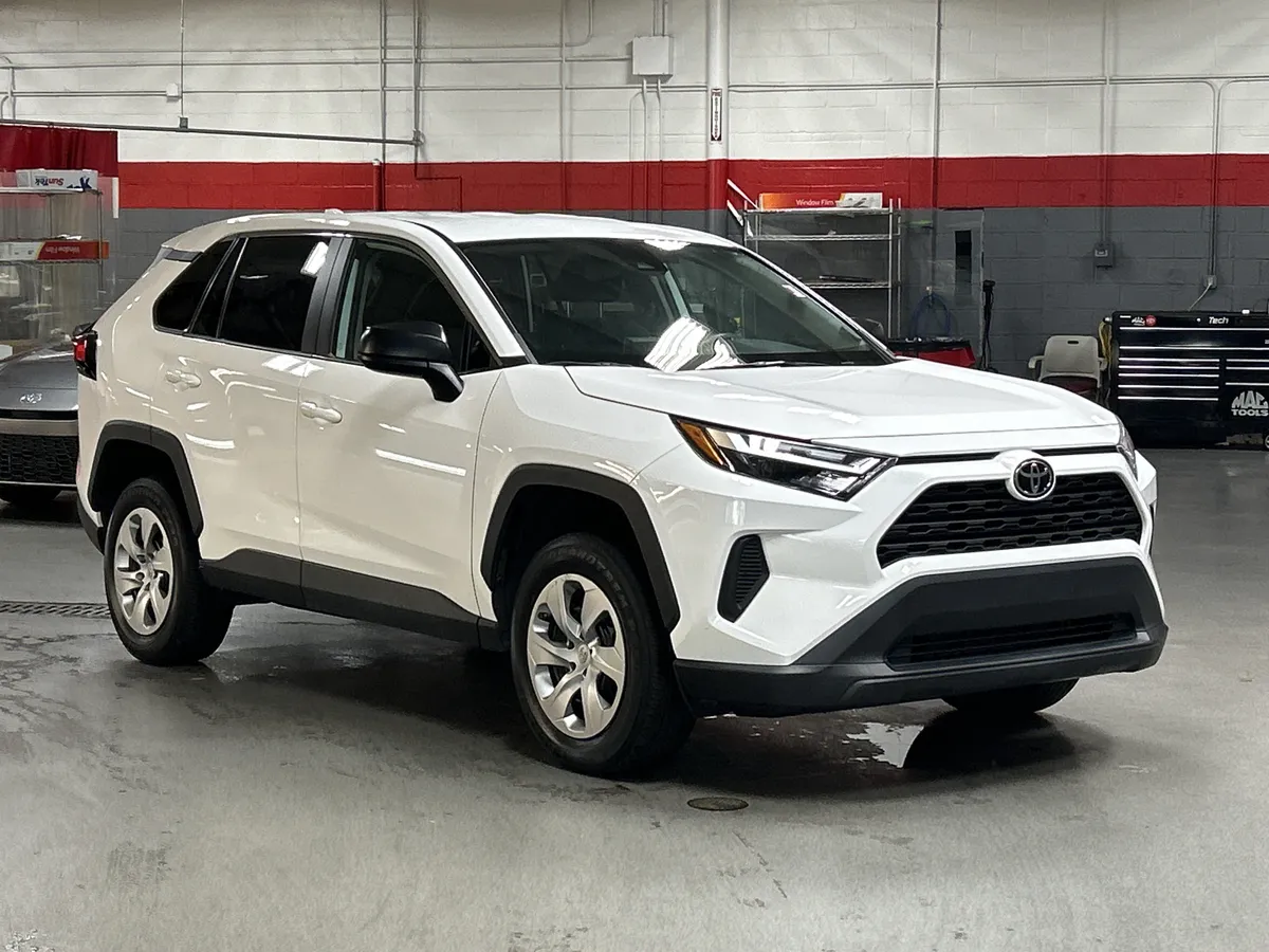 2023 Toyota RAV4 LE thumbnail 2