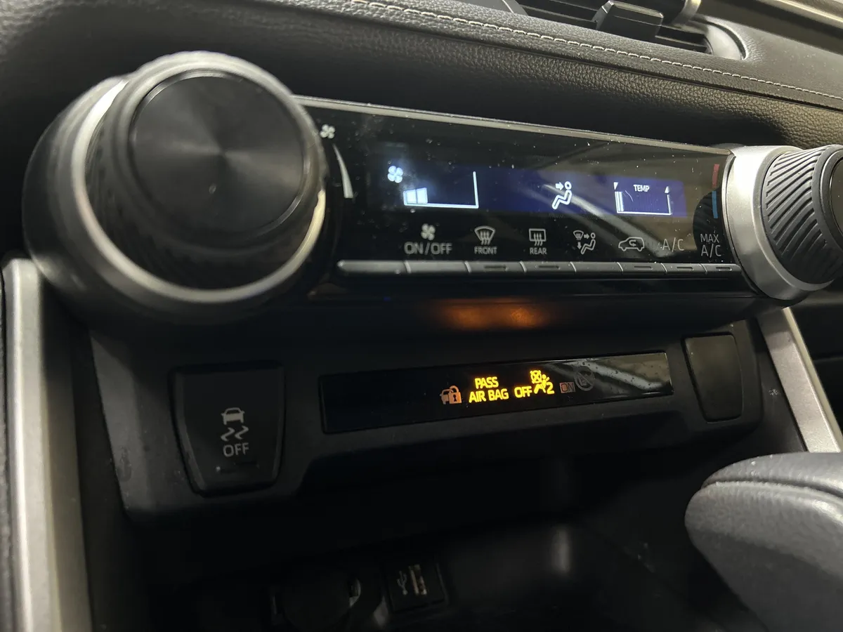 2023 Toyota RAV4 LE thumbnail 25