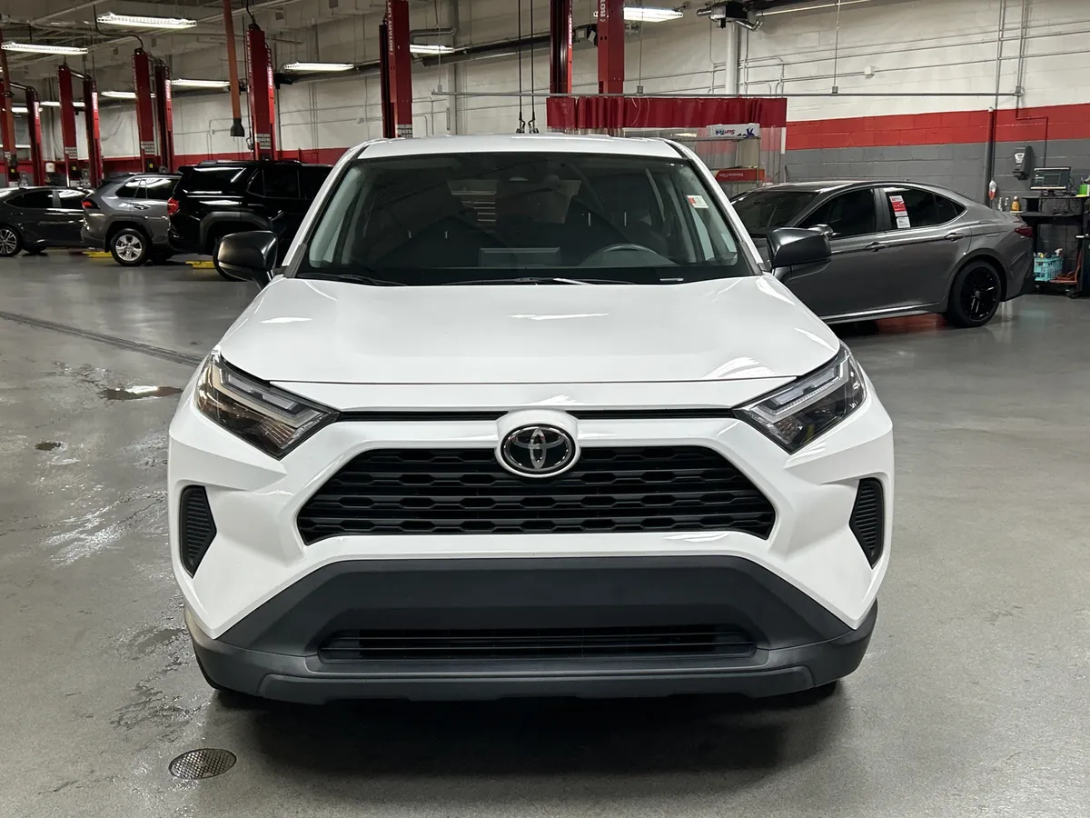 2023 Toyota RAV4 LE thumbnail 3