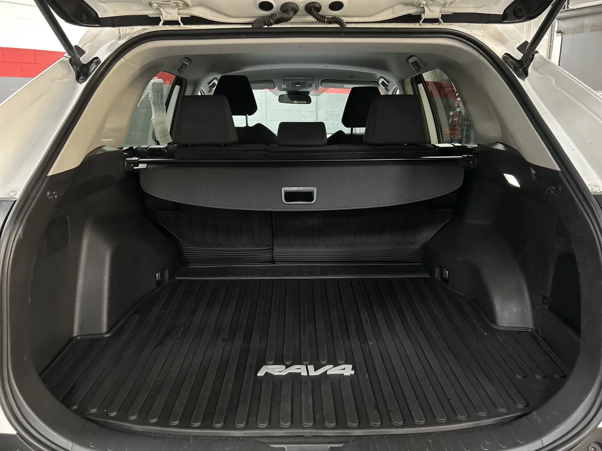 2023 Toyota RAV4 LE thumbnail 30