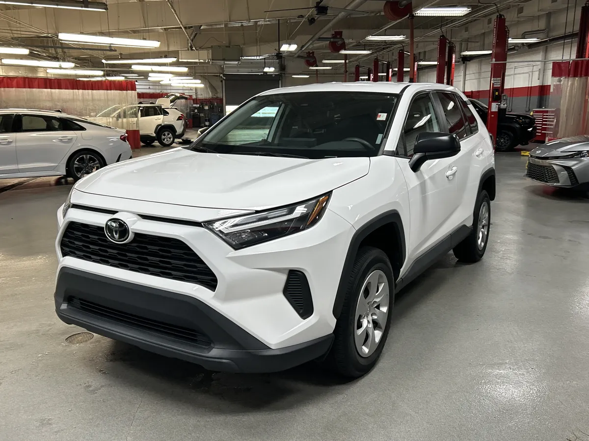 2023 Toyota RAV4 LE thumbnail 5