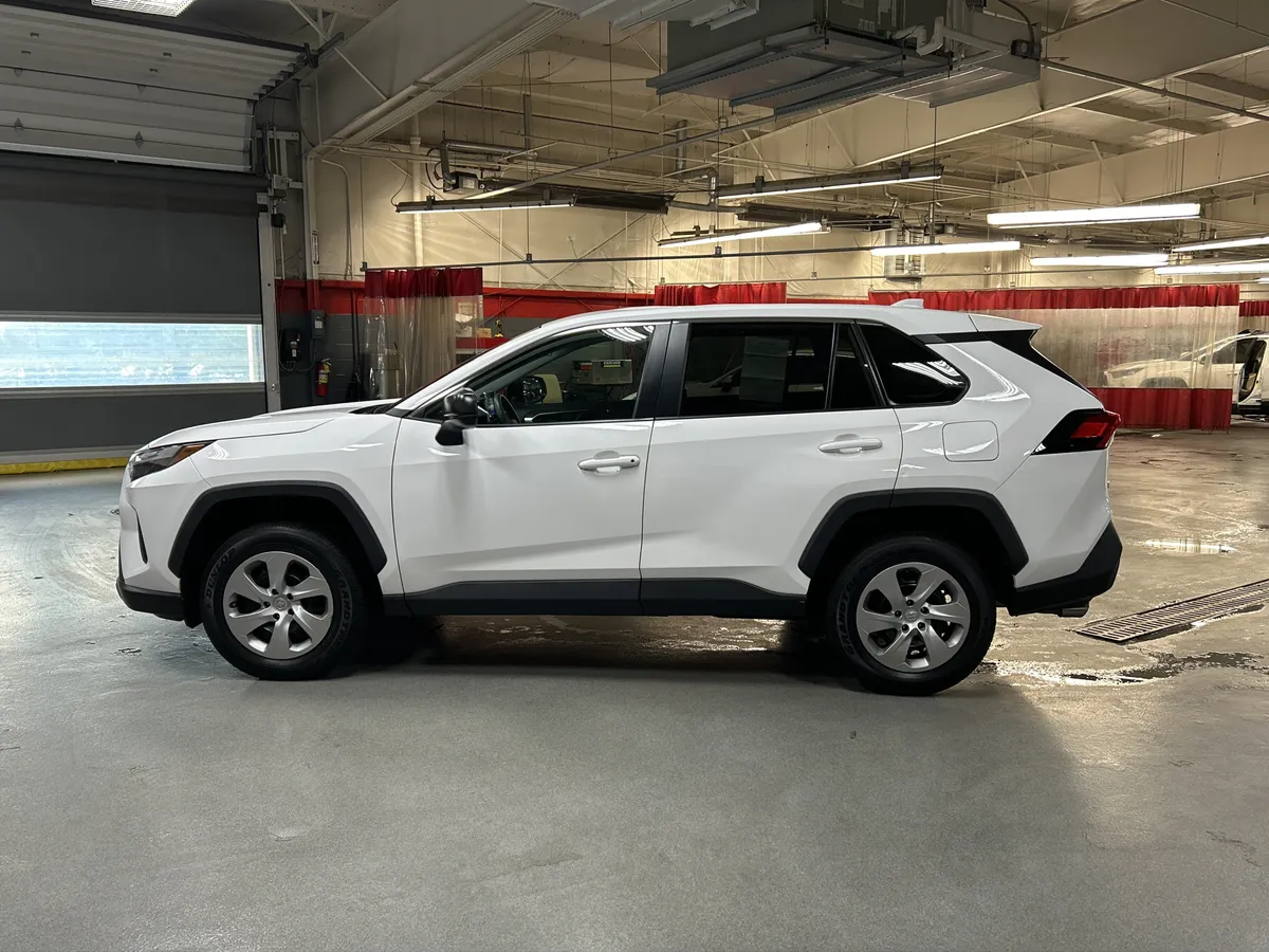 2023 Toyota RAV4 LE thumbnail 7