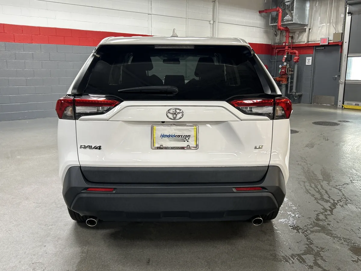 2023 Toyota RAV4 LE thumbnail 8