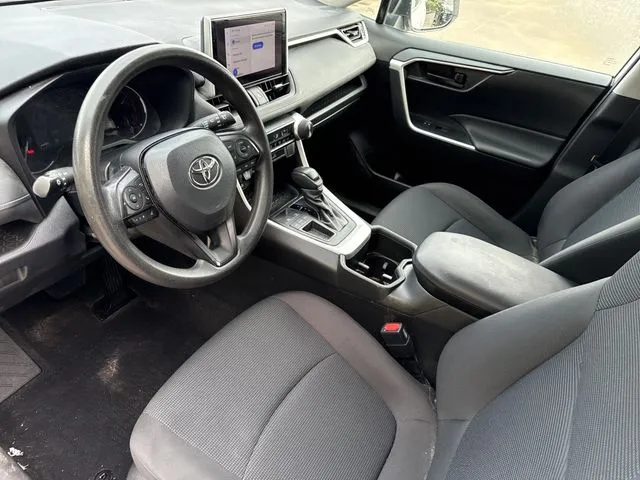 2023 Toyota RAV4 LE thumbnail 10