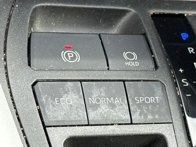 2023 Toyota RAV4 LE thumbnail 22