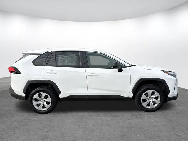 2023 Toyota RAV4 LE thumbnail 4