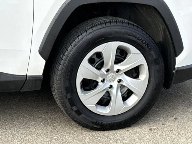 2023 Toyota RAV4 LE thumbnail 5
