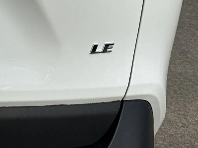 2023 Toyota RAV4 LE thumbnail 9