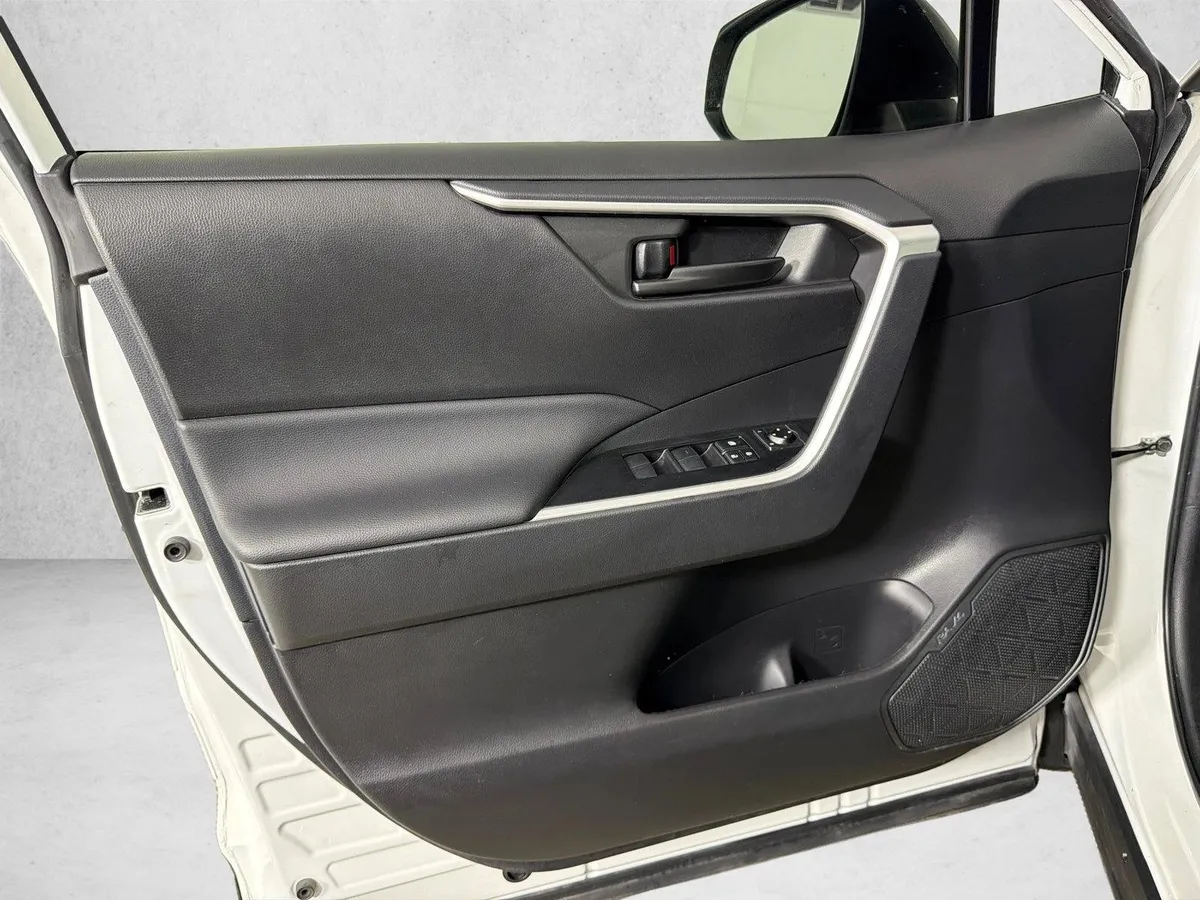 2023 Toyota RAV4 LE thumbnail 10