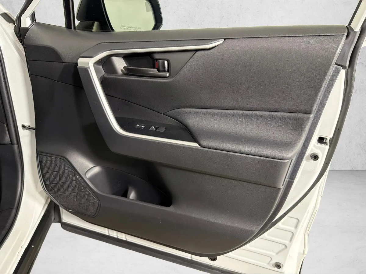 2023 Toyota RAV4 LE thumbnail 14