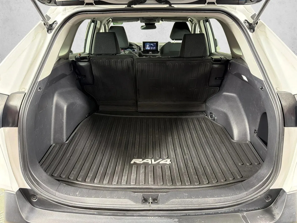 2023 Toyota RAV4 LE thumbnail 18