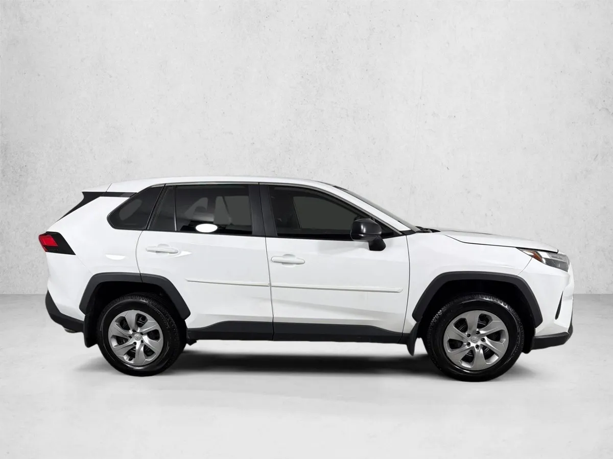 2023 Toyota RAV4 LE thumbnail 2