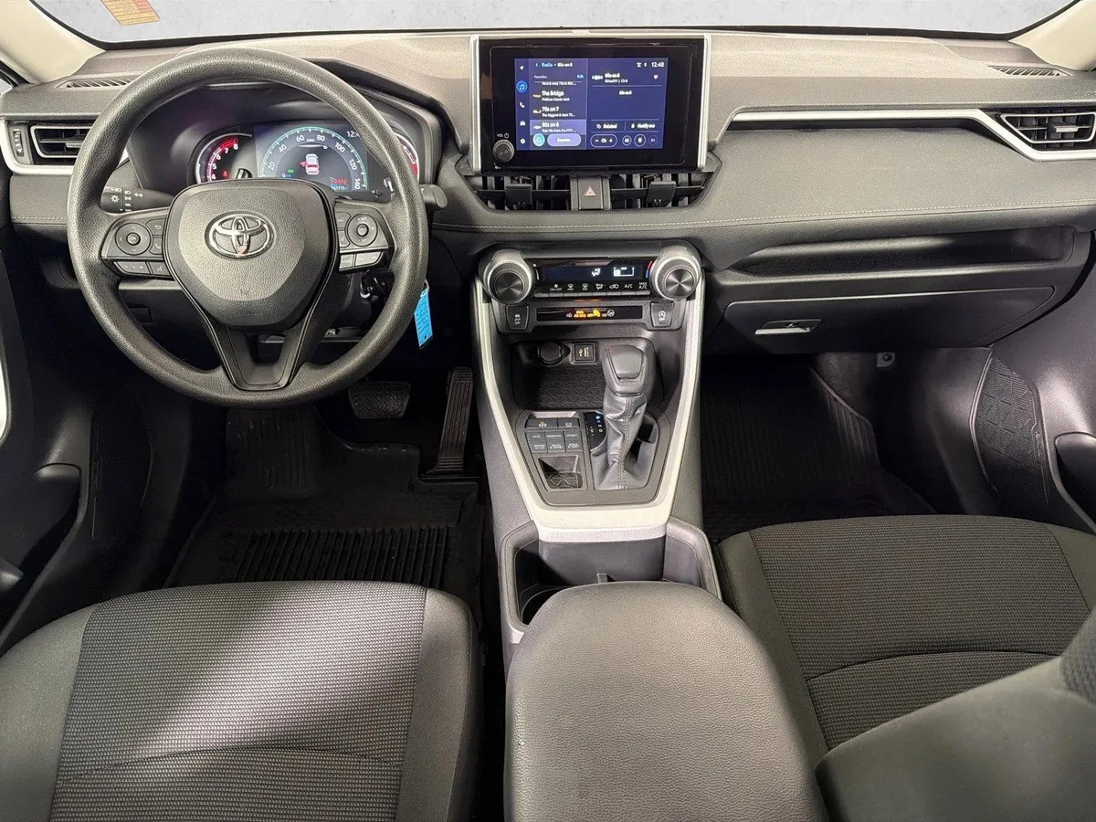 2023 Toyota RAV4 LE thumbnail 22