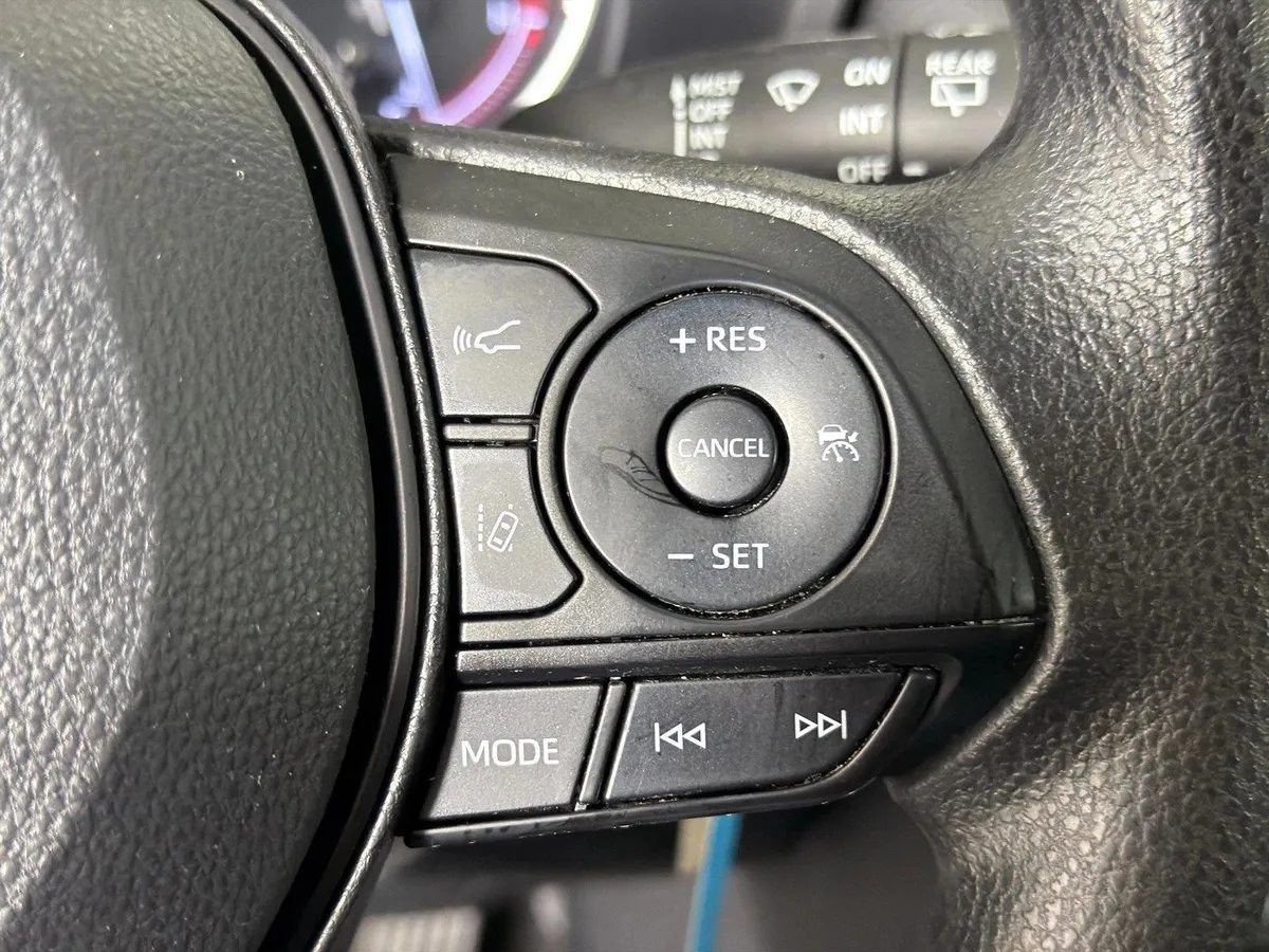 2023 Toyota RAV4 LE thumbnail 25