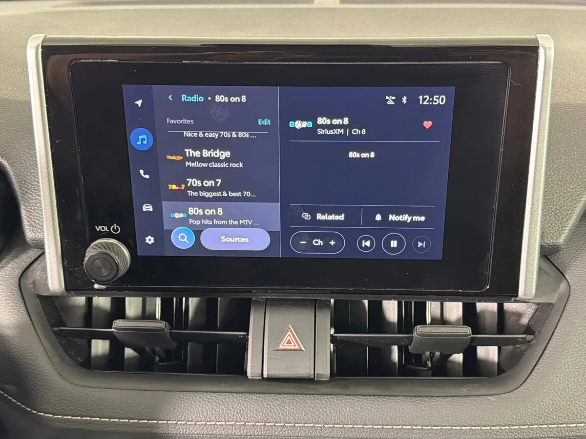2023 Toyota RAV4 LE thumbnail 28