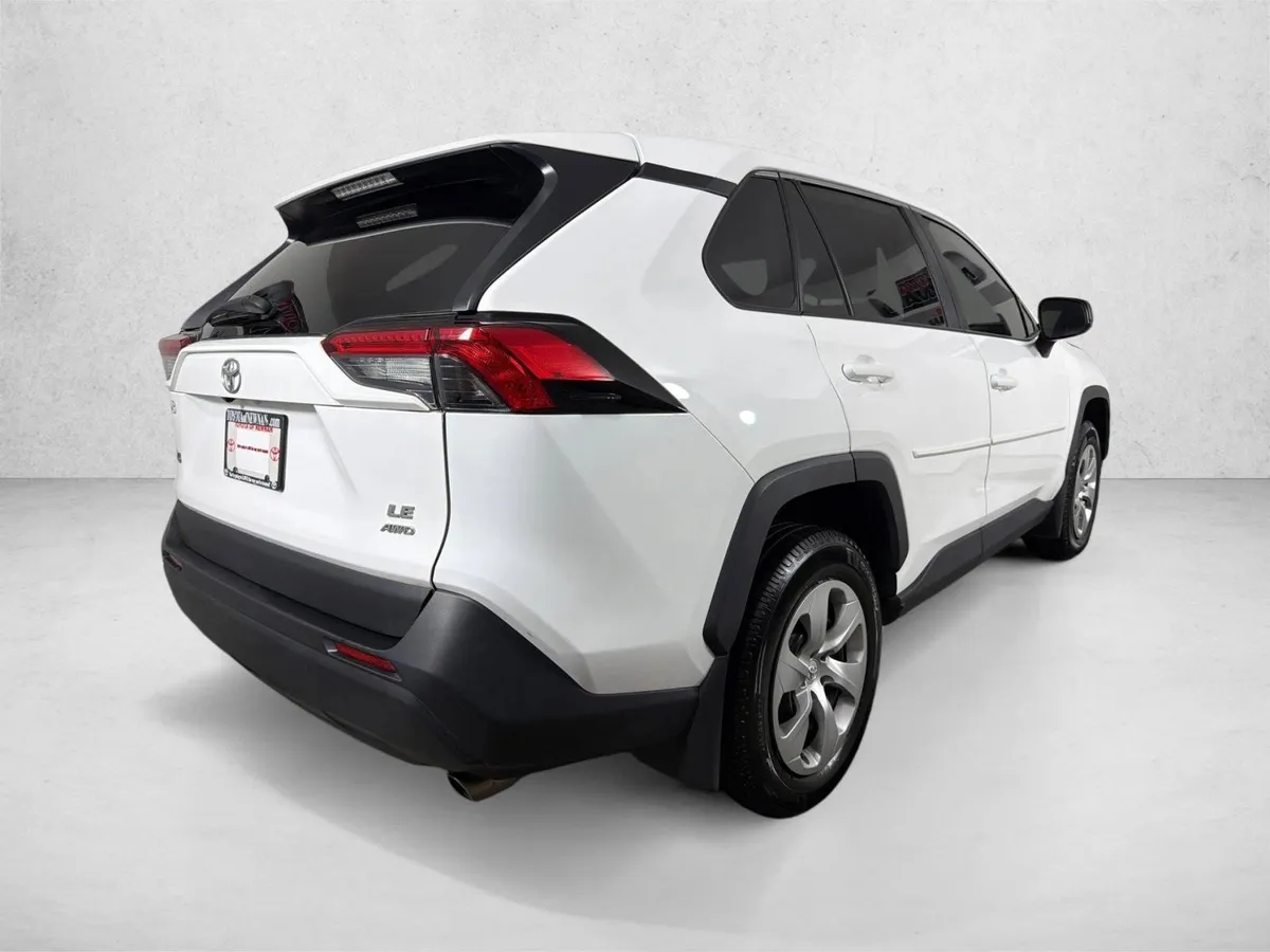 2023 Toyota RAV4 LE thumbnail 3