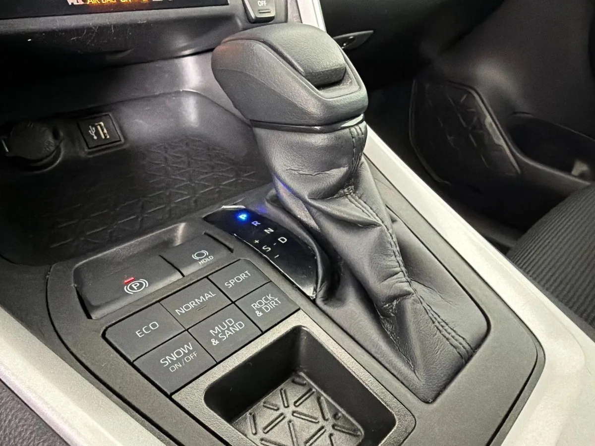 2023 Toyota RAV4 LE thumbnail 30
