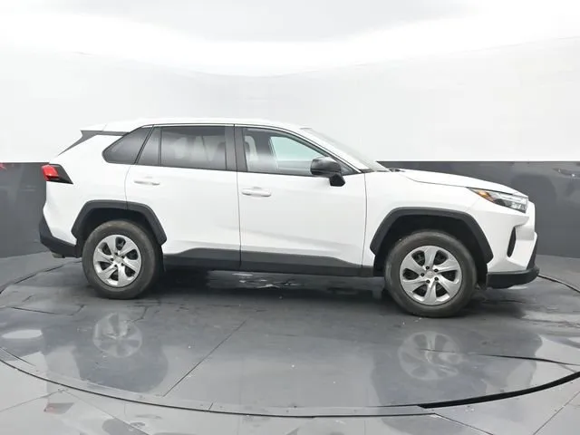 2023 Toyota RAV4 LE thumbnail 2