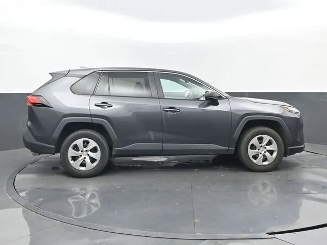 2023 Toyota RAV4 LE thumbnail 2
