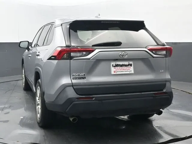 2023 Toyota RAV4 LE thumbnail 4