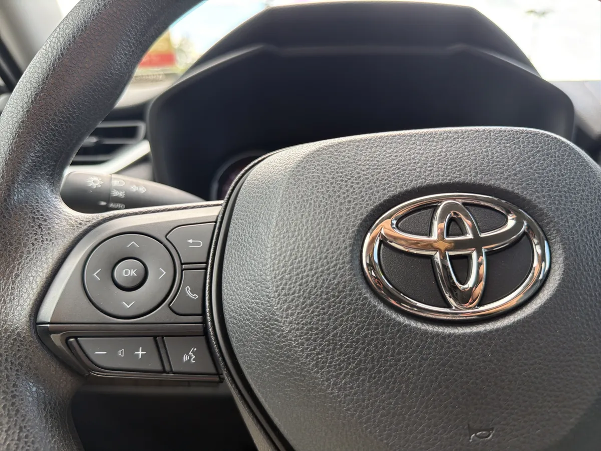 2023 Toyota RAV4 XLE thumbnail 10