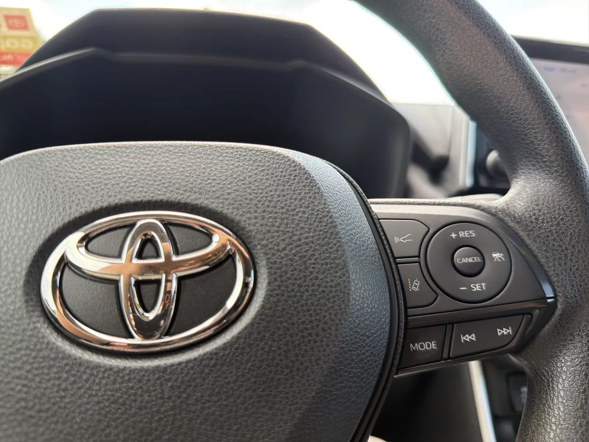2023 Toyota RAV4 XLE thumbnail 11